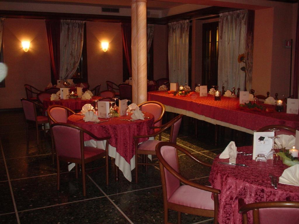Albergo Ristorante Flora Vittorio Veneto Exterior foto